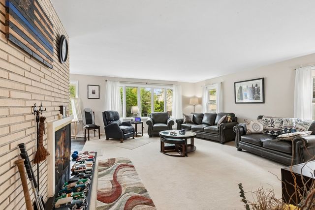 2225 W Touhy Avenue, Chicago, IL 60645