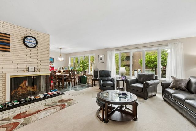 2225 W Touhy Avenue, Chicago, IL 60645