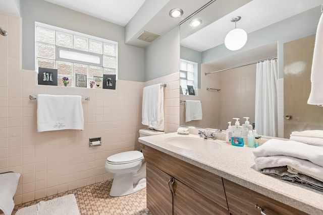 2225 W Touhy Avenue, Chicago, IL 60645