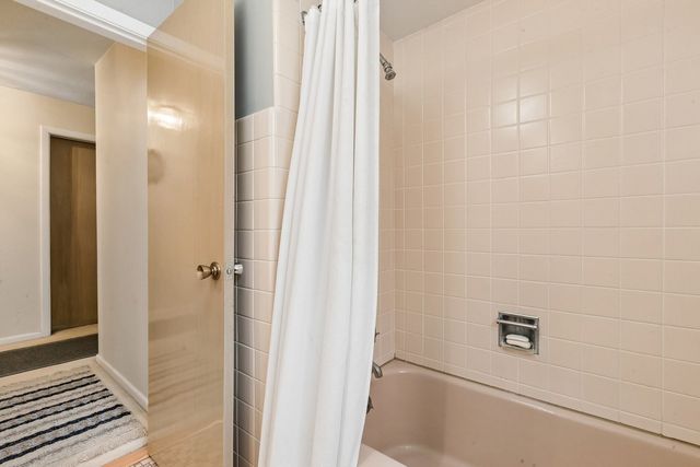 2225 W Touhy Avenue, Chicago, IL 60645