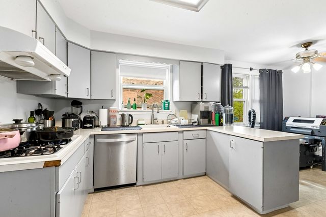 2225 W Touhy Avenue, Chicago, IL 60645
