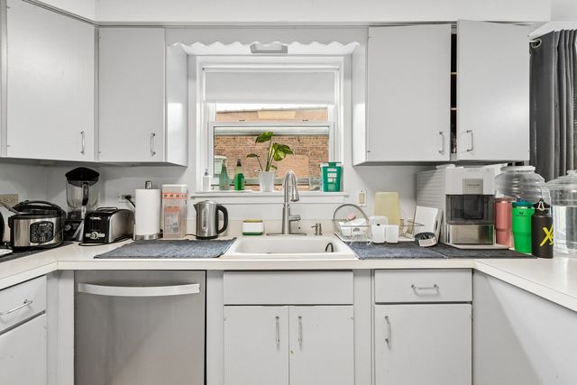 2225 W Touhy Avenue, Chicago, IL 60645