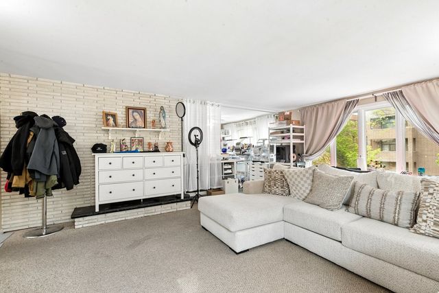 2225 W Touhy Avenue, Chicago, IL 60645