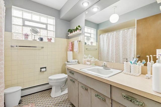 2225 W Touhy Avenue, Chicago, IL 60645