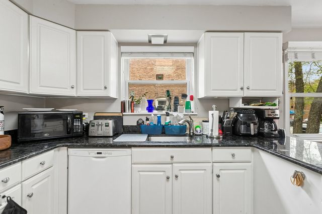2225 W Touhy Avenue, Chicago, IL 60645