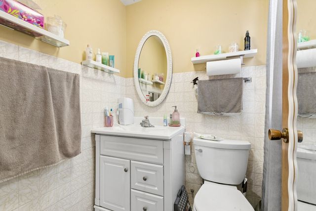 2225 W Touhy Avenue, Chicago, IL 60645