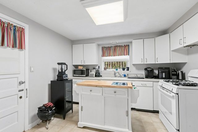 2225 W Touhy Avenue, Chicago, IL 60645