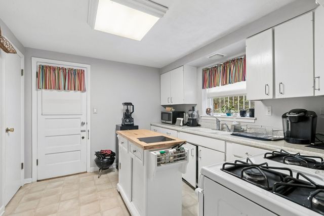 2225 W Touhy Avenue, Chicago, IL 60645