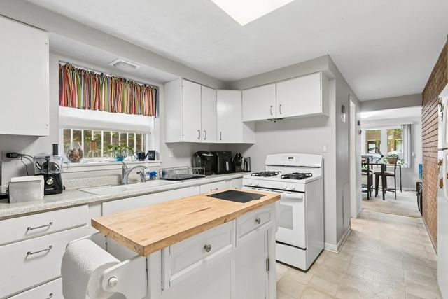 2225 W Touhy Avenue, Chicago, IL 60645
