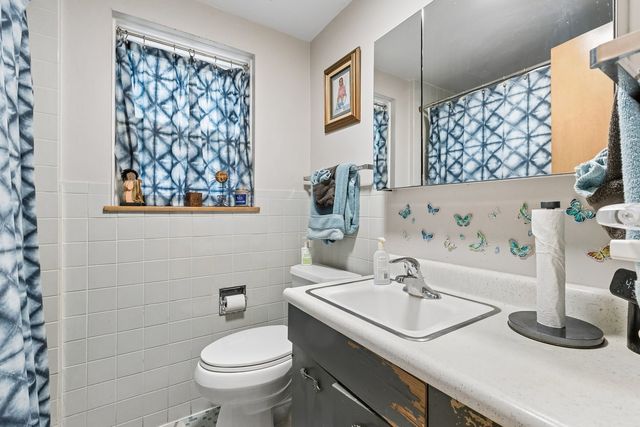 2225 W Touhy Avenue, Chicago, IL 60645