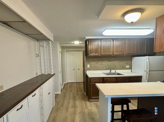 2225 W Touhy Avenue, Chicago, IL 60645