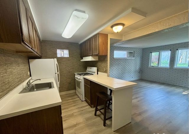 2225 W Touhy Avenue, Chicago, IL 60645