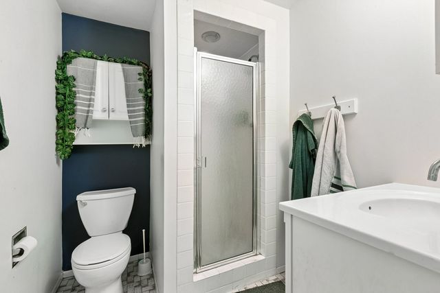 2225 W Touhy Avenue, Chicago, IL 60645