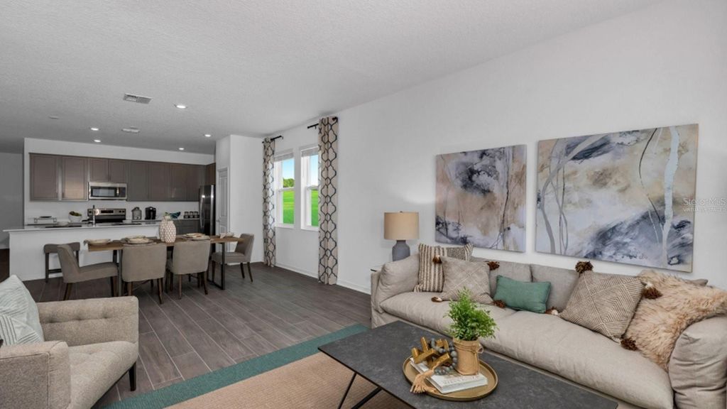 Image 5 of property listing at 816 AUBEY LANE, Debary, FL 32713