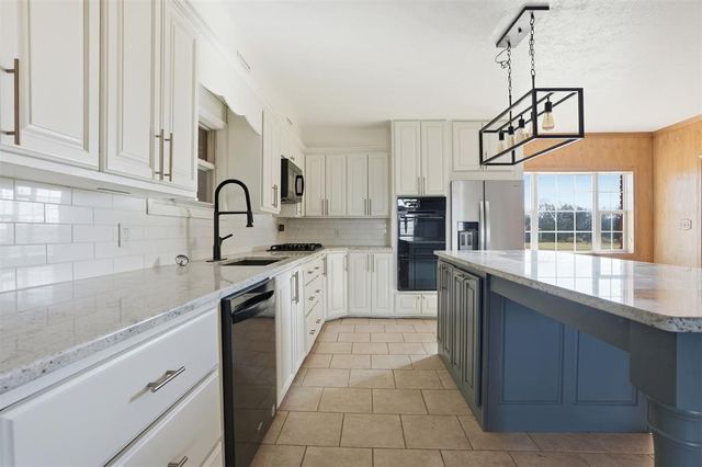 9448 N 2020 Road, Hammon, OK 73650