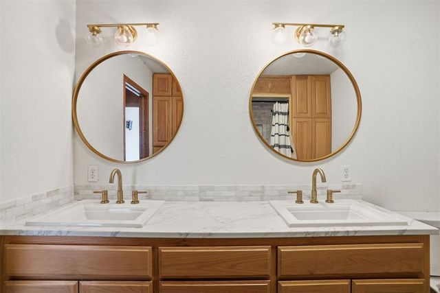 9448 N 2020 Road, Hammon, OK 73650