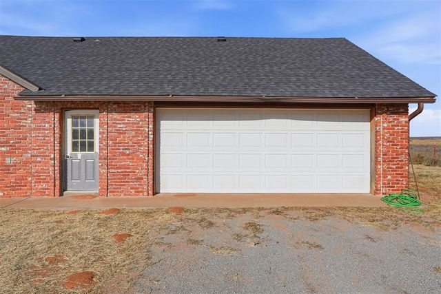 9448 N 2020 Road, Hammon, OK 73650