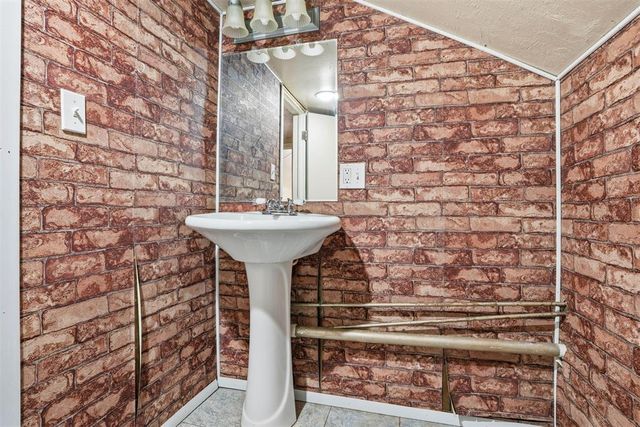 9448 N 2020 Road, Hammon, OK 73650