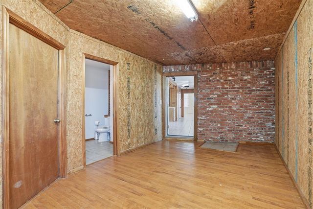 9448 N 2020 Road, Hammon, OK 73650