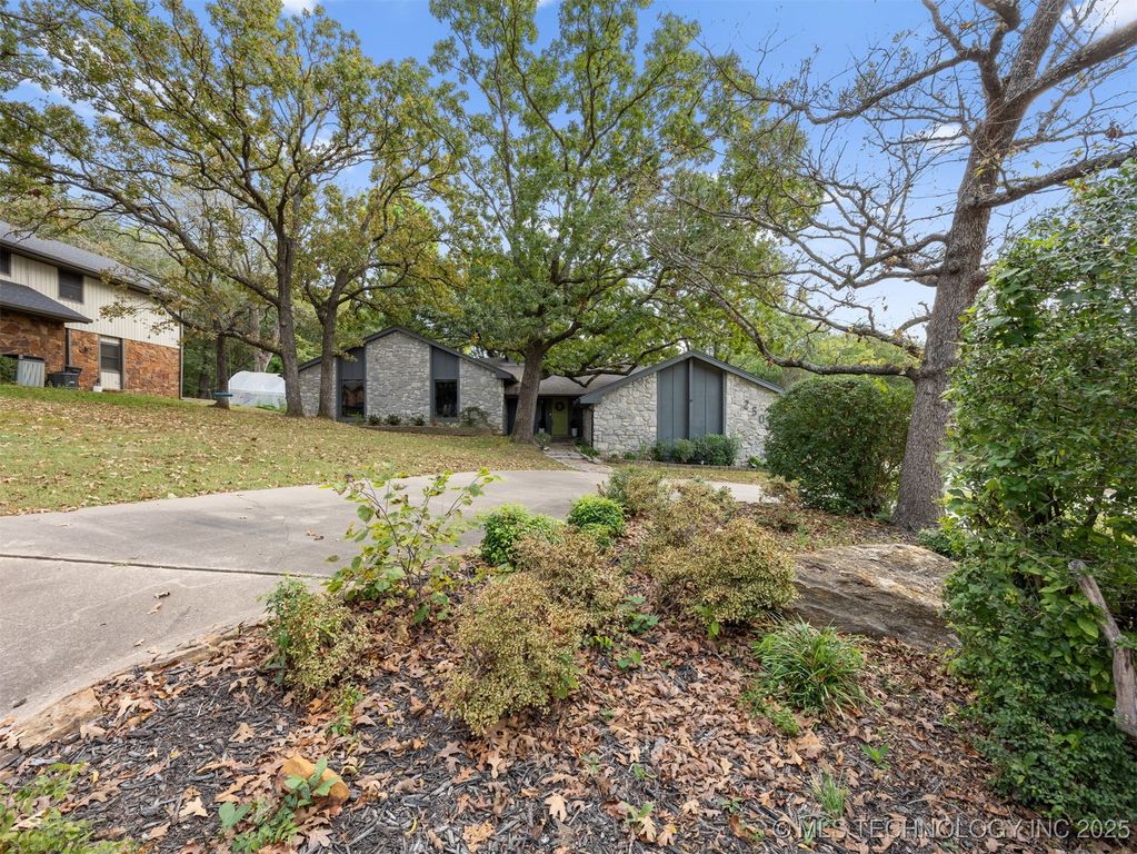 2501 Cherokee Hills Place, Bartlesville, OK 74006