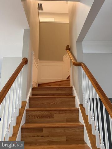 6156 MANCHESTER PARK CIR, Alexandria, VA 22310