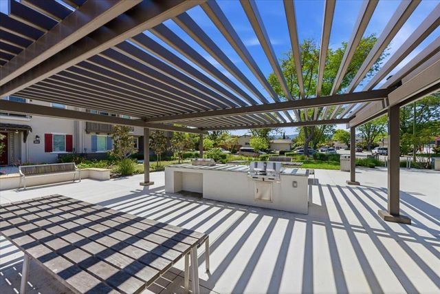 1309 W Middlefield Road, Mountain View, CA 94043