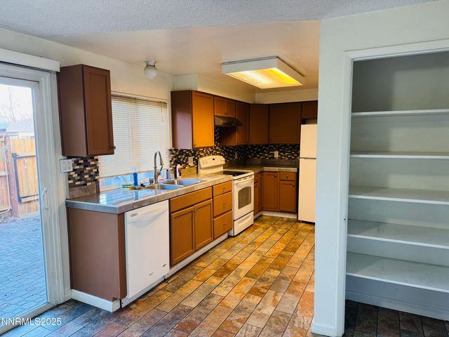 801 Woodglen Drive APT 2, Sparks, NV 89434