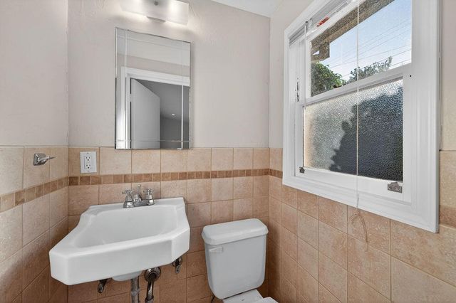 94 46th St, Sacramento, CA 95819