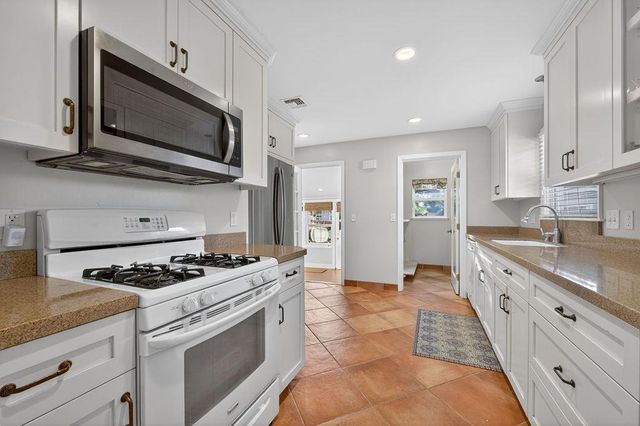 94 46th St, Sacramento, CA 95819