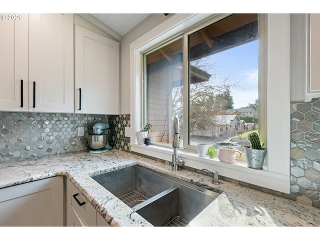 2382 Nw ESQUIRE Dr, Roseburg, OR 97471