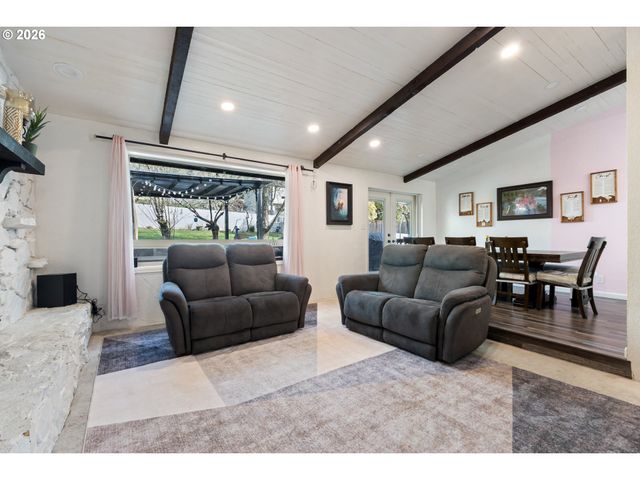 2382 Nw ESQUIRE Dr, Roseburg, OR 97471