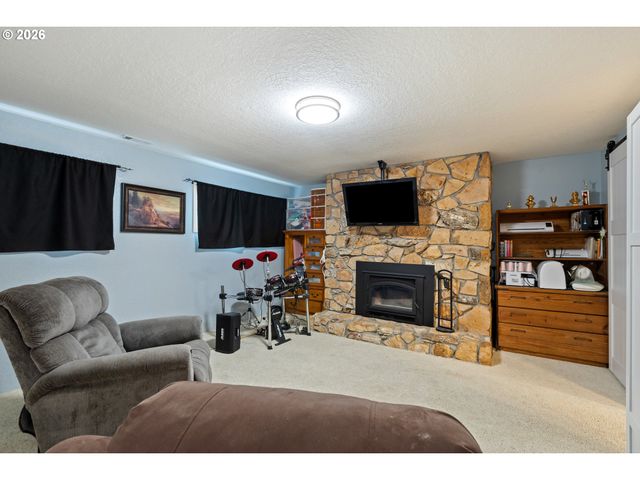 2382 Nw ESQUIRE Dr, Roseburg, OR 97471