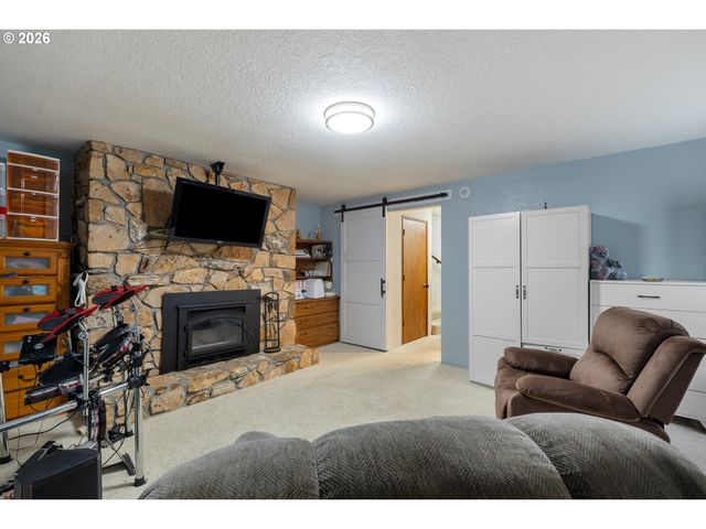 2382 Nw ESQUIRE Dr, Roseburg, OR 97471