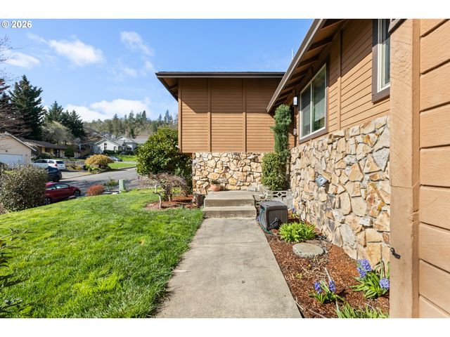 2382 Nw ESQUIRE Dr, Roseburg, OR 97471