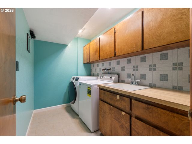 2382 Nw ESQUIRE Dr, Roseburg, OR 97471