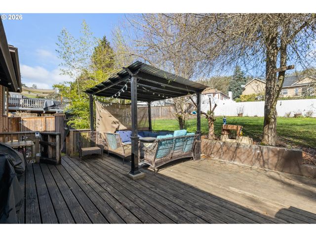 2382 Nw ESQUIRE Dr, Roseburg, OR 97471