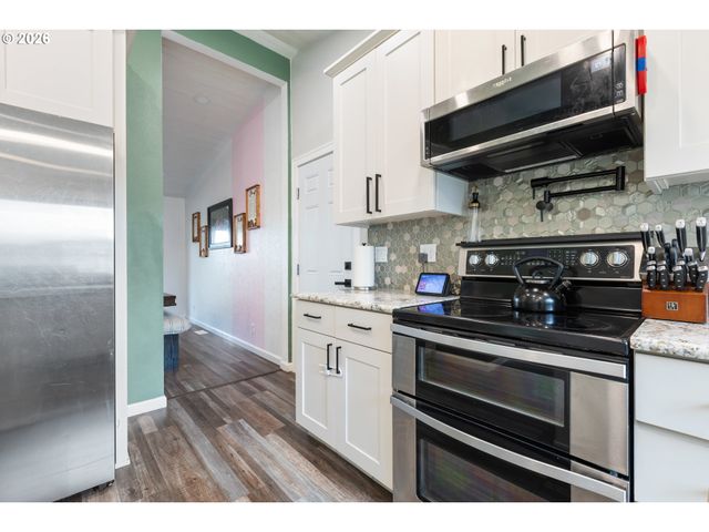 2382 Nw ESQUIRE Dr, Roseburg, OR 97471