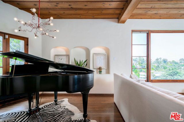 3351 N Knoll Drive, Los Angeles, CA 90068