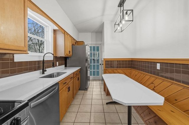 295 Newbury St, Fall River, MA 02720