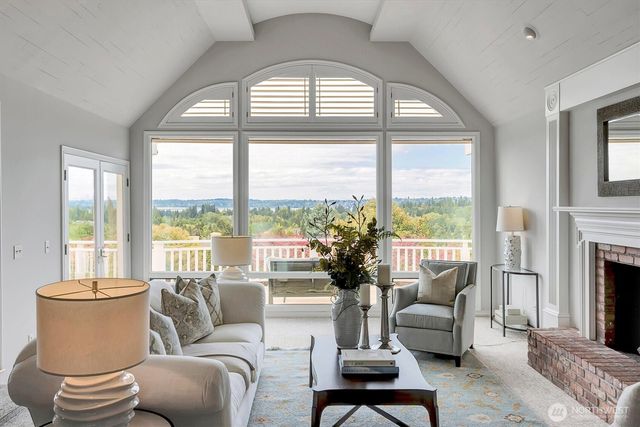 8900 NE 16th Street, Clyde Hill, WA 98004