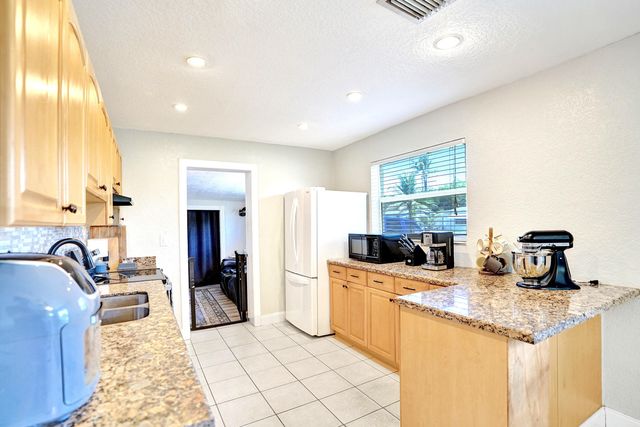 5740 SW 38th Street, Davie, FL 33314