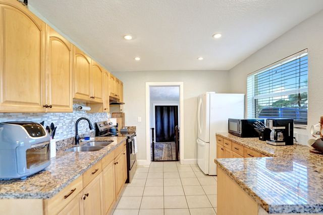 5740 SW 38th Street, Davie, FL 33314