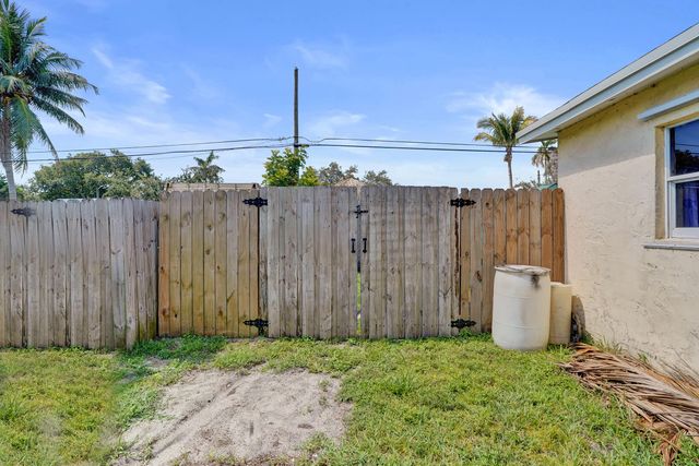 5740 SW 38th Street, Davie, FL 33314
