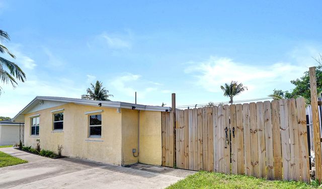 5740 SW 38th Street, Davie, FL 33314