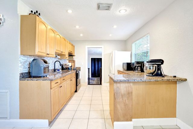 5740 SW 38th Street, Davie, FL 33314