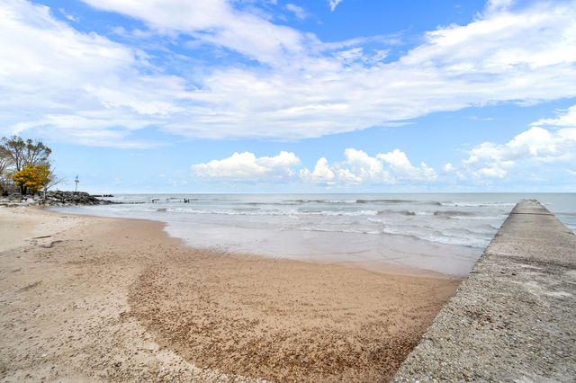 7120 N Sheridan Road 216, Chicago, IL 60626