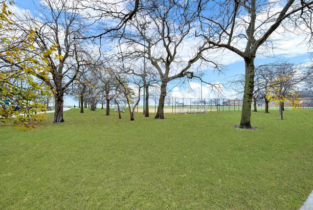 7120 N Sheridan Road 216, Chicago, IL 60626