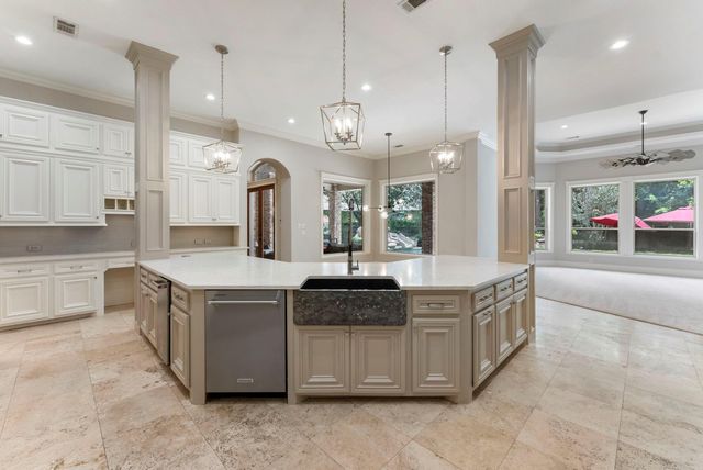 2 Hunnewell Way, The Woodlands, TX 77382
