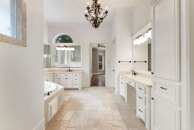 2 Hunnewell Way, The Woodlands, TX 77382