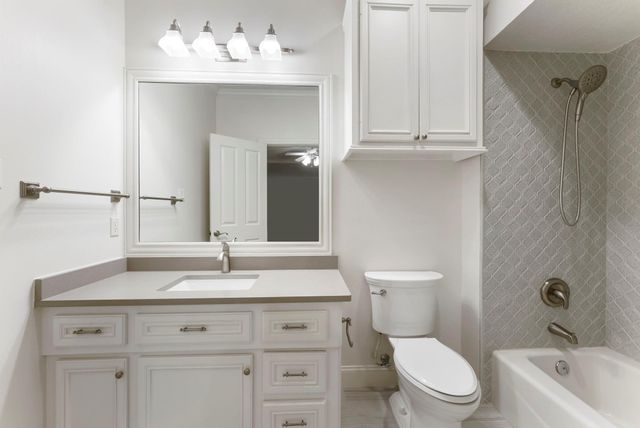 2 Hunnewell Way, The Woodlands, TX 77382